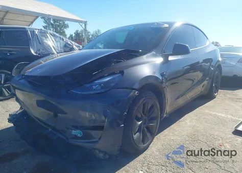 2025 Tesla Model Y Long Range Dual Motor All-Wheel Drive z USA, uszkodzony, nr VIN 7SAYGDEE2SF260465